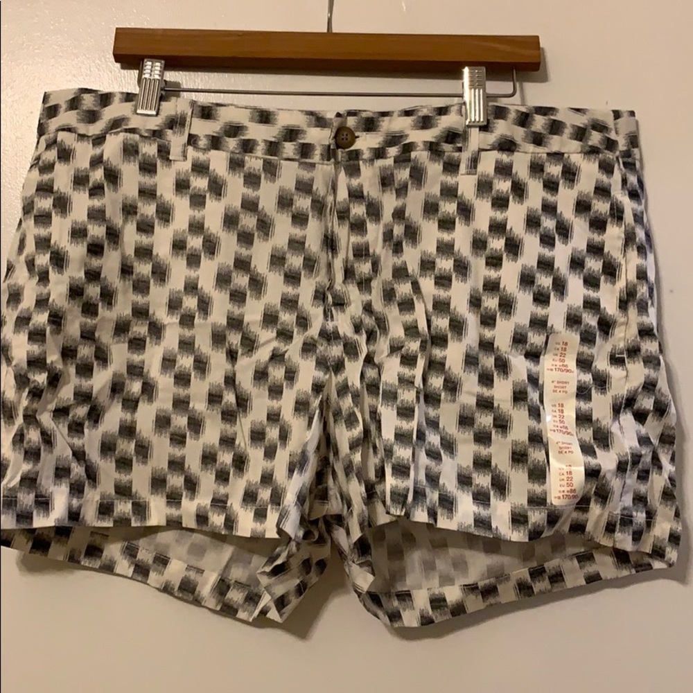 Black/White Patterned Gap 4” Shorts Size 18